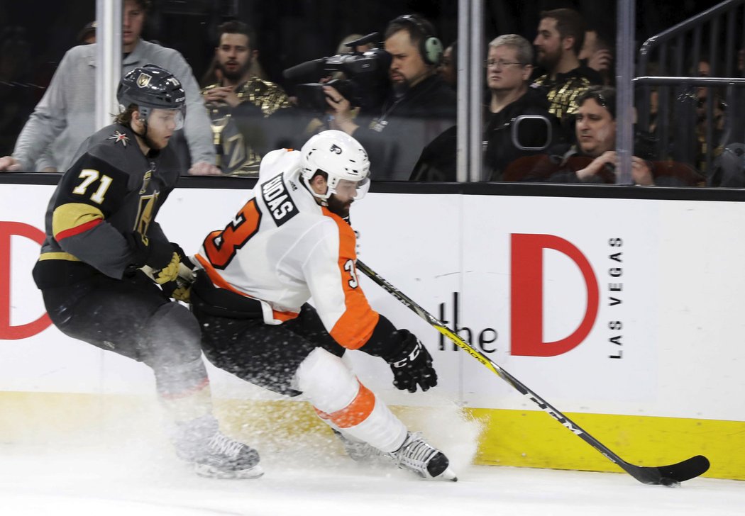 Radko Gudas si hlídá kotouč před Williamem Karlssonem z Vegas