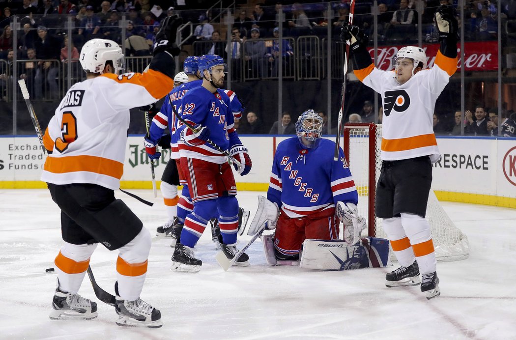 Jordan Weal tečoval střelu Radko Gudase do brány New York Rangers