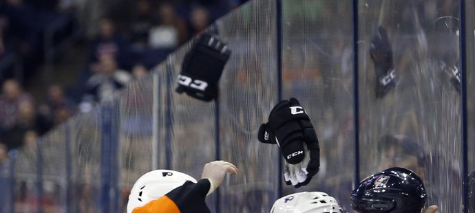 Jared Boll fauloval, Radko Gudas a Ryan White nastoupili jako mstitelé