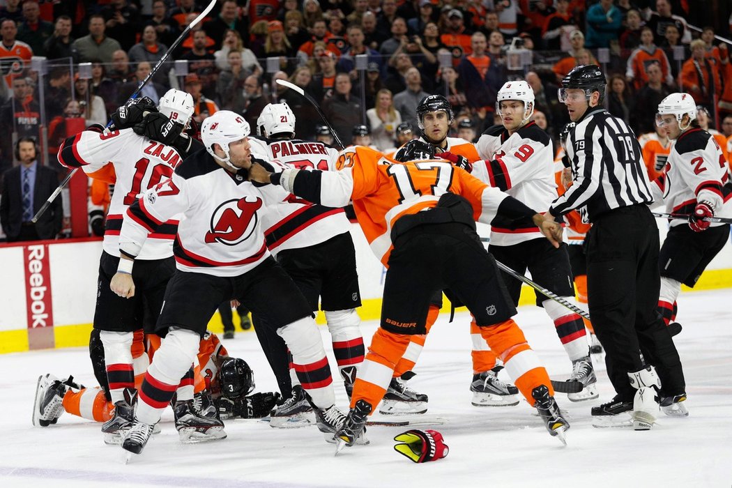 Faulujícího Prouta okamžitě vyzval na pěstní souboj útočník Wayne Simmonds