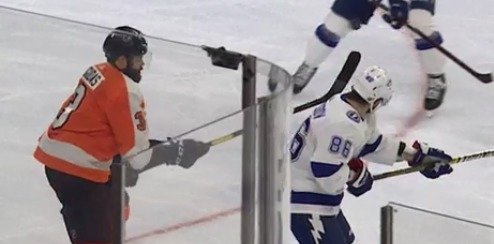 Radko Gudas z Philadelphie dostal trest na dva zápasy za faul na nejproduktivnějšího hráče NHL Nikitu Kučerova z Tampy.