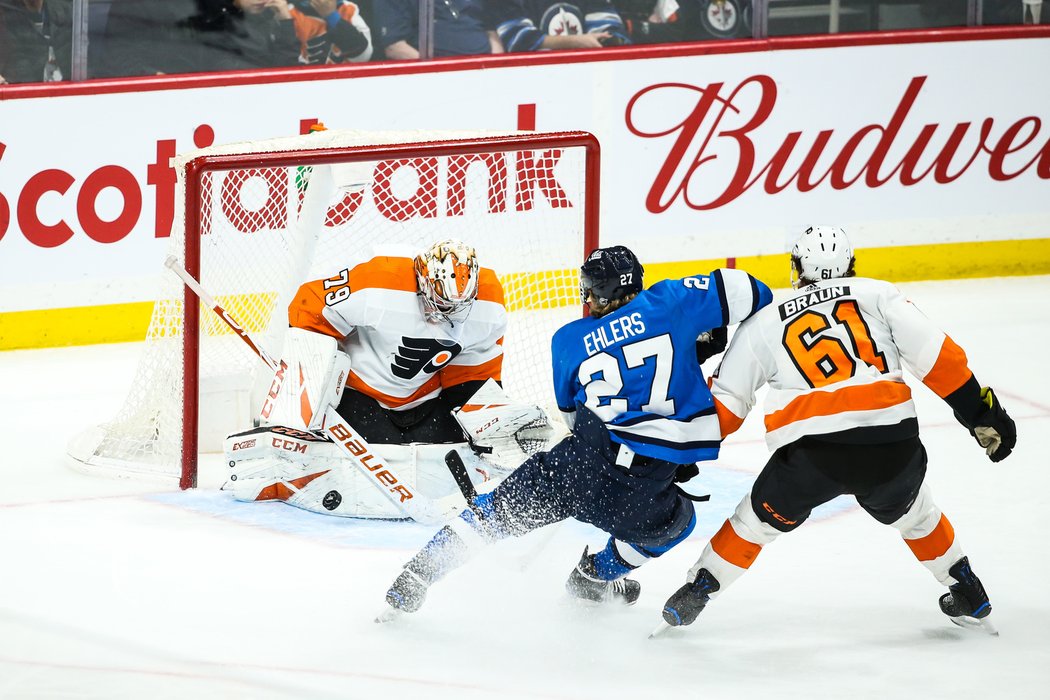 Carter Hart odchytal proti Winnipegu třetí třetinu a dostal jeden gól ze sedmi střel