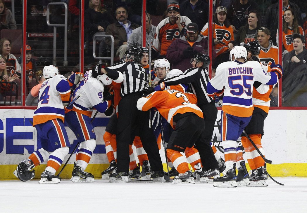 V zápase Philadelphie s Islanders se to na ledové ploše slušně řezalo