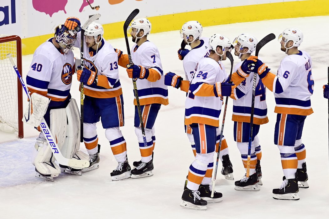 Hokejisté New York Islanders porazili v prvním utkání semifinále play off Východní konference NHL Philadelphii 4:0 a ujali se vedení 1:0 na zápasy.