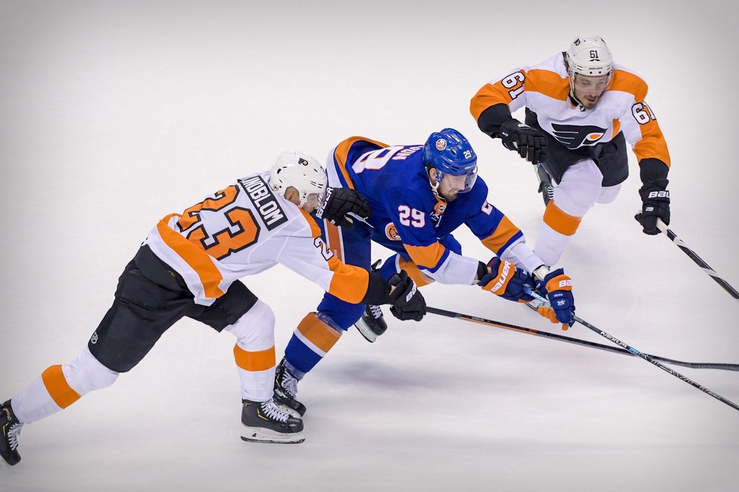 Hokejisté Philadelphie porazili v Torontu i díky jedné asistenci českého útočníka Jakuba Voráčka New York Islanders 5:4 ve druhém prodloužení.