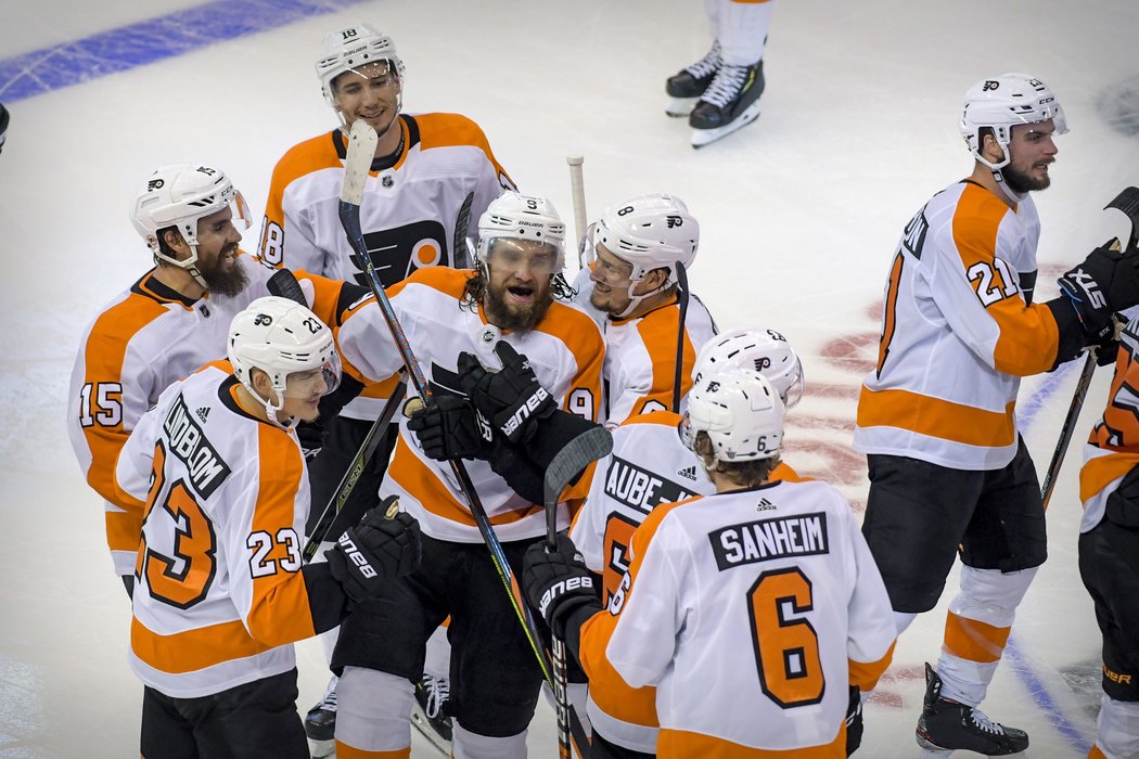 Hokejisté Philadelphie porazili v Torontu i díky jedné asistenci českého útočníka Jakuba Voráčka New York Islanders 5:4 ve druhém prodloužení a vyrovnali stav série 2. kola play off NHL ve Východní konferenci na 3:3 na zápasy.