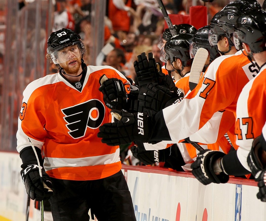 Jakub Voráček se raduje z gólu se svými spoluhráči z Philadelphie