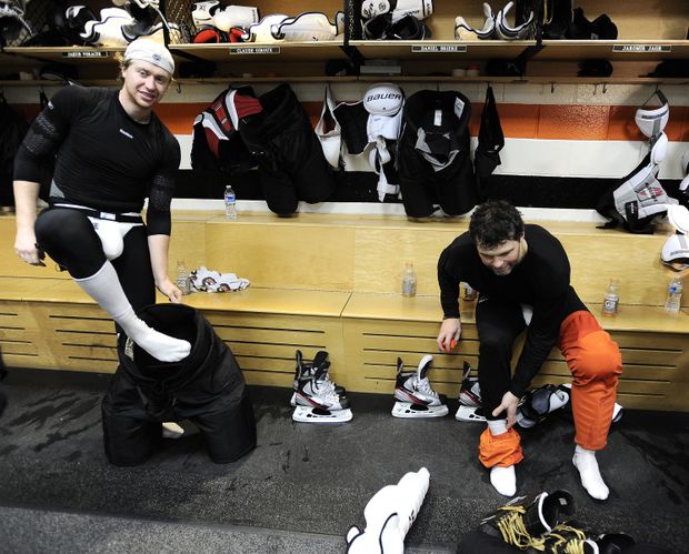 Jaromír Jágr a Jakub Voráček se svlékají po tréninku Philadelphie Jaromír Jágr a Jakub Voráček se svlékají po tréninku Philadelphie