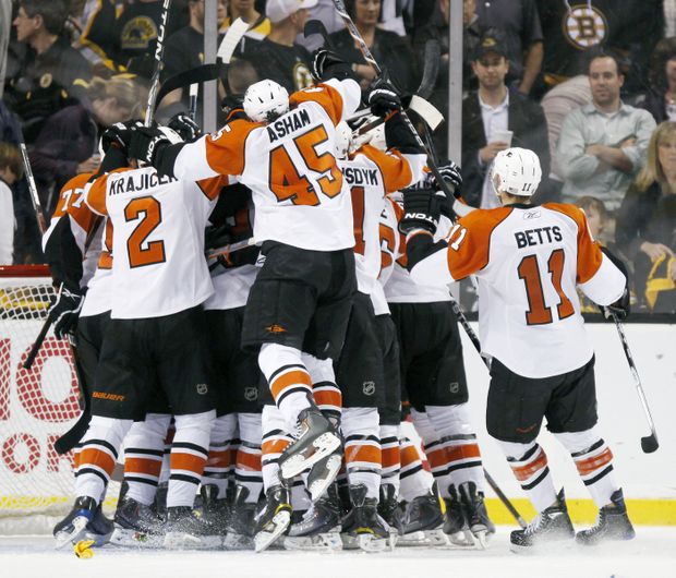 Hráči Philadelphie i s Lukášem Krajíčkem (vlevo) se radují z postupu do finále Stanley Cupu Hráči Philadelphie i s Lukášem Krajíčkem (vlevo) se radují z postupu do finále Stanley Cupu