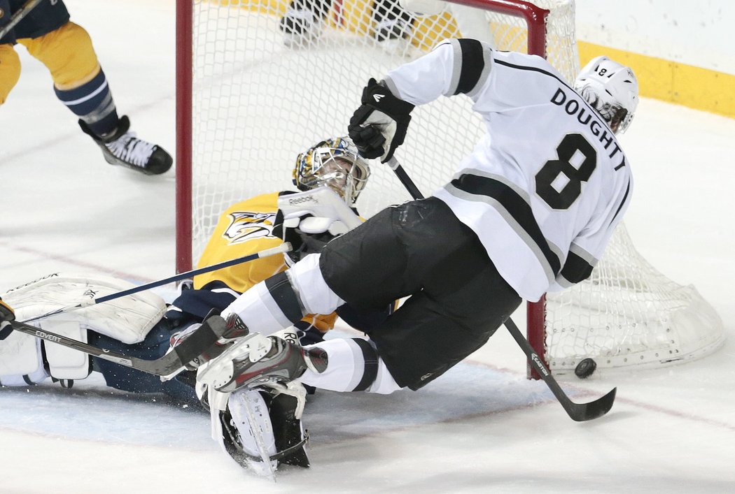 Hokejový útočník Jakub Voráček přispěl v sobotním utkání NHL dvěma asistencemi k výhře Philadelphie v Edmontonu 4:3 po samostatných nájezdech a prodloužil tak svou bodovou sérii na devět zápasů. Vydařený večer prožil také brankář Marek Mazanec, který se po měsíčním trápení konečně dočkal výhry, když 26 zákroky dovedl Nashville k vítězství 3:2 nad Los Angeles.