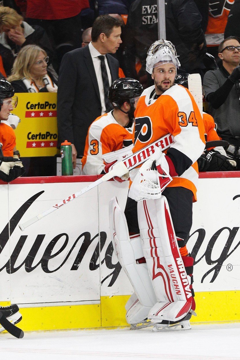 Petr Mrázek poprvé nastoupil v NHL za Philadelphii.