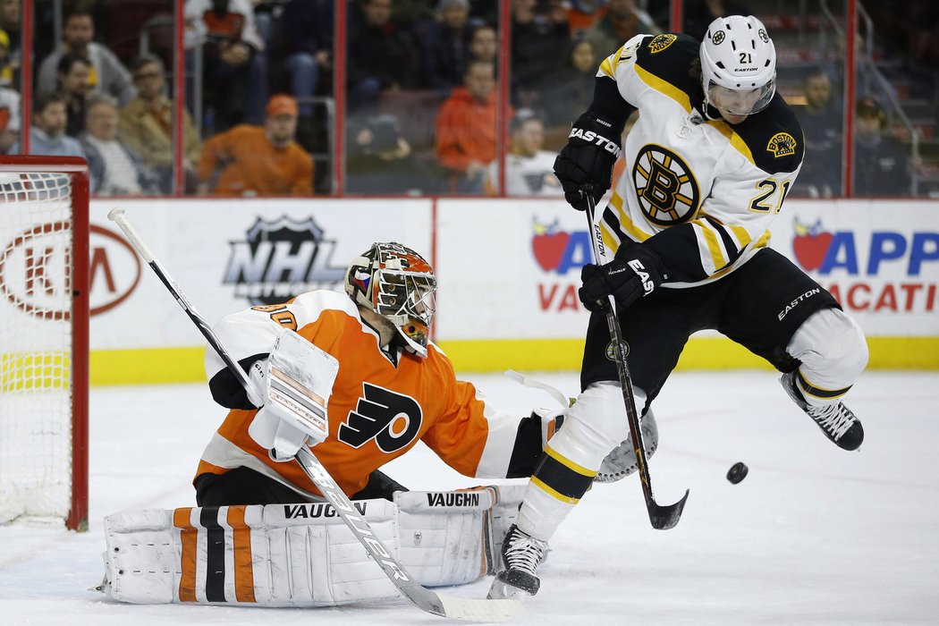 Michal Neuvirth pochytal 33 střel Bostonu, výhru ale neslavil