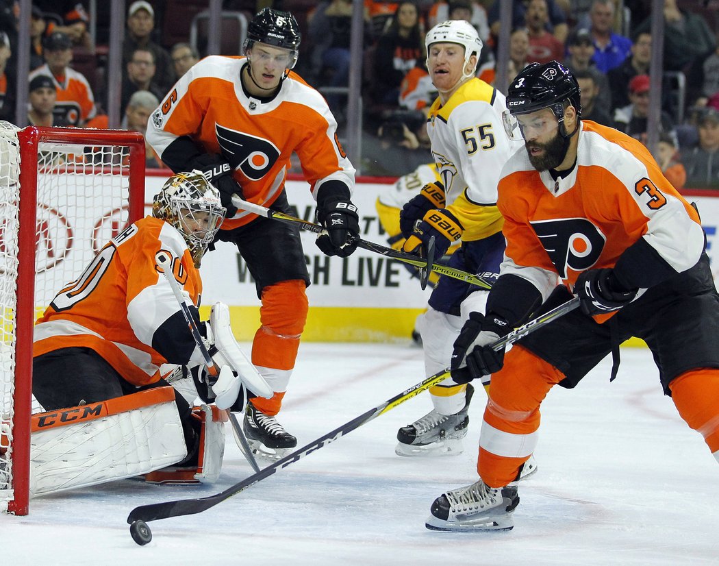 Radko Gudas čistí prostor před Michalem Neuvirthem