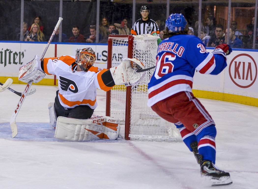 Michal Neuvirth chytá jednu ze 32 střel Rangers