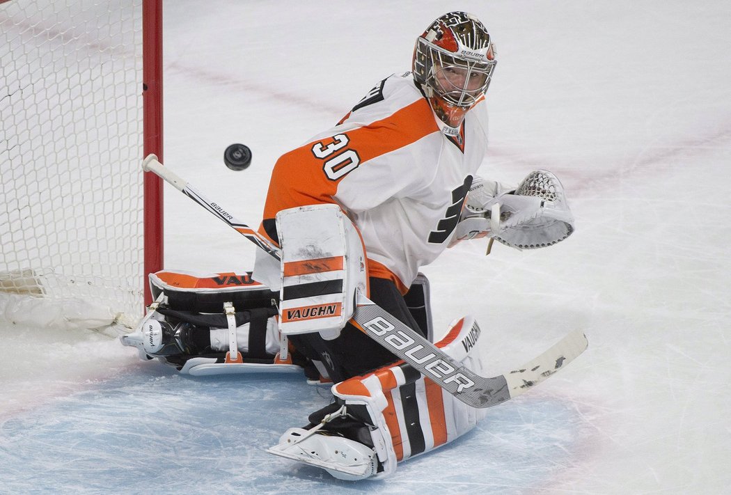 Michal Neuvirth velkou chybou pomohl Carolině k obratu v zápase s Philadelphií