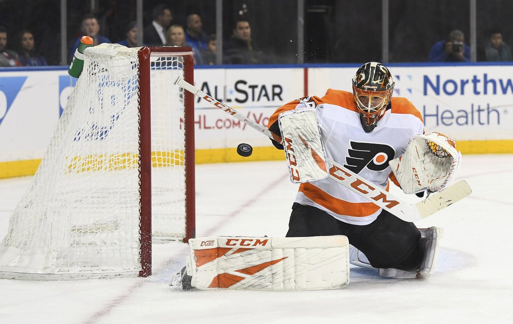 Michal Neuvirth chytá jednu ze 32 střel Rangers