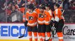 Hokejisté Flyers slaví gól proti Islanders