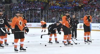 Chicago a Flyers v O2 areně. Osm tisíc fanoušků dostali do varu Češi i maskoti