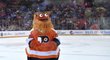 Na ledové ploše O2 areny řádil i maskot Flyers Gritty.