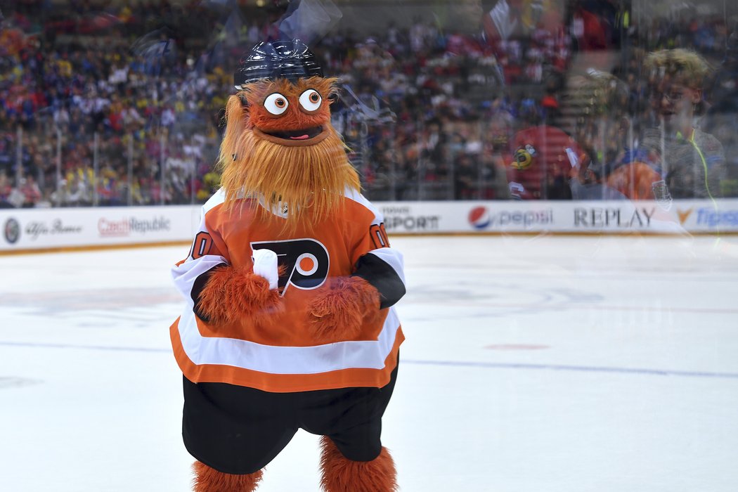 Na ledové ploše O2 areny řádil i maskot Flyers Gritty.