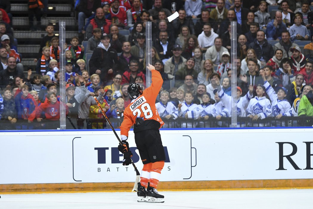 Kapitán Philadelphie Claude Giroux potěšil malé fanoušky cenným suvenýrem.