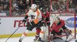 Útočník Flyers Sean Couturier se snaží prosadit před brankou Ottawy