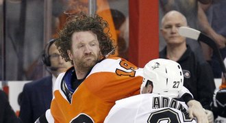 VIDEO: Rval se za Crosbyho, Jágrova parťáka tahal za vlasy!