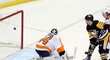 Bryan Rust vložil hokejku do střílené přihrávky Sidneyho Crosbyho a rozhodl o výhře Penguins