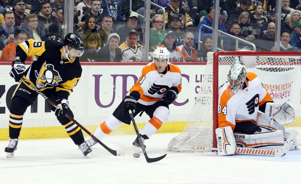 Brankář Flyers Petr Mrázek naskočil do utkání proti Pittsburghu na začátku druhé třetiny