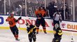 Hokejisté Philadelphie se radují z gólu v utkání NHL Stadium Series proti Pittsburghu