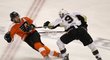 Claude Giroux padá před Dupuisem