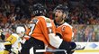 Kapitán Flyers Claude Giroux se raduje z gólu do sítě Penguins