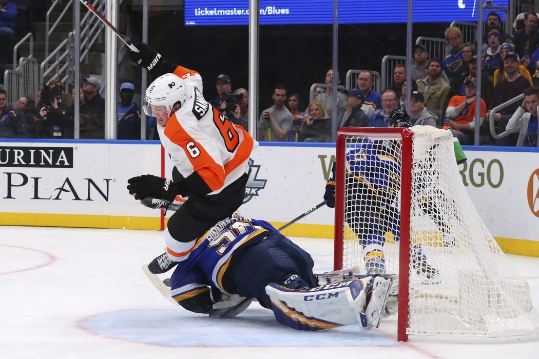 Obránce Travis Sanheim zahučel do gólmana Jordana Binningtona ze St. Louis