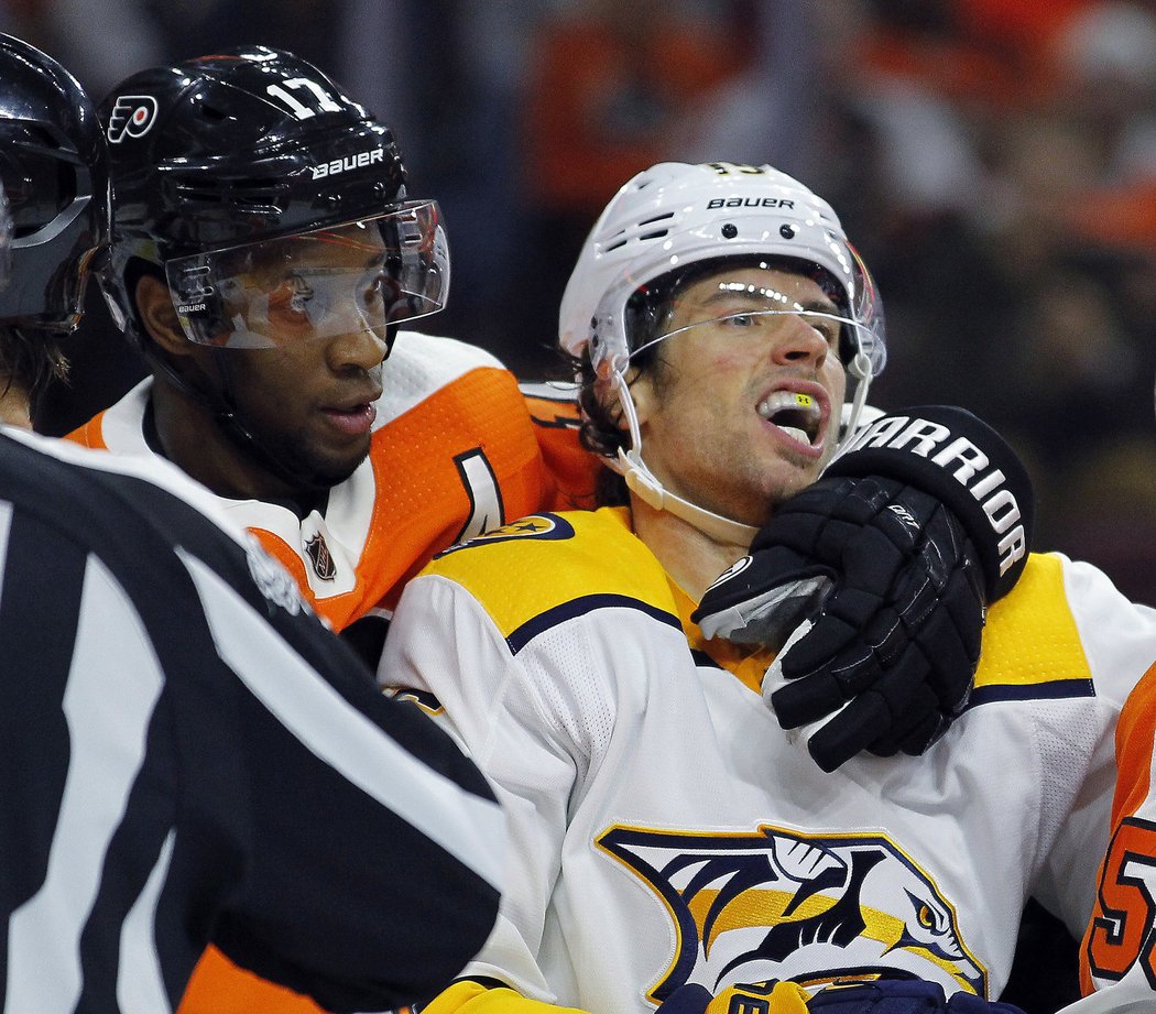 Wayne Simmonds si hlídá útočníka Craiga Smithe z Nashvillu