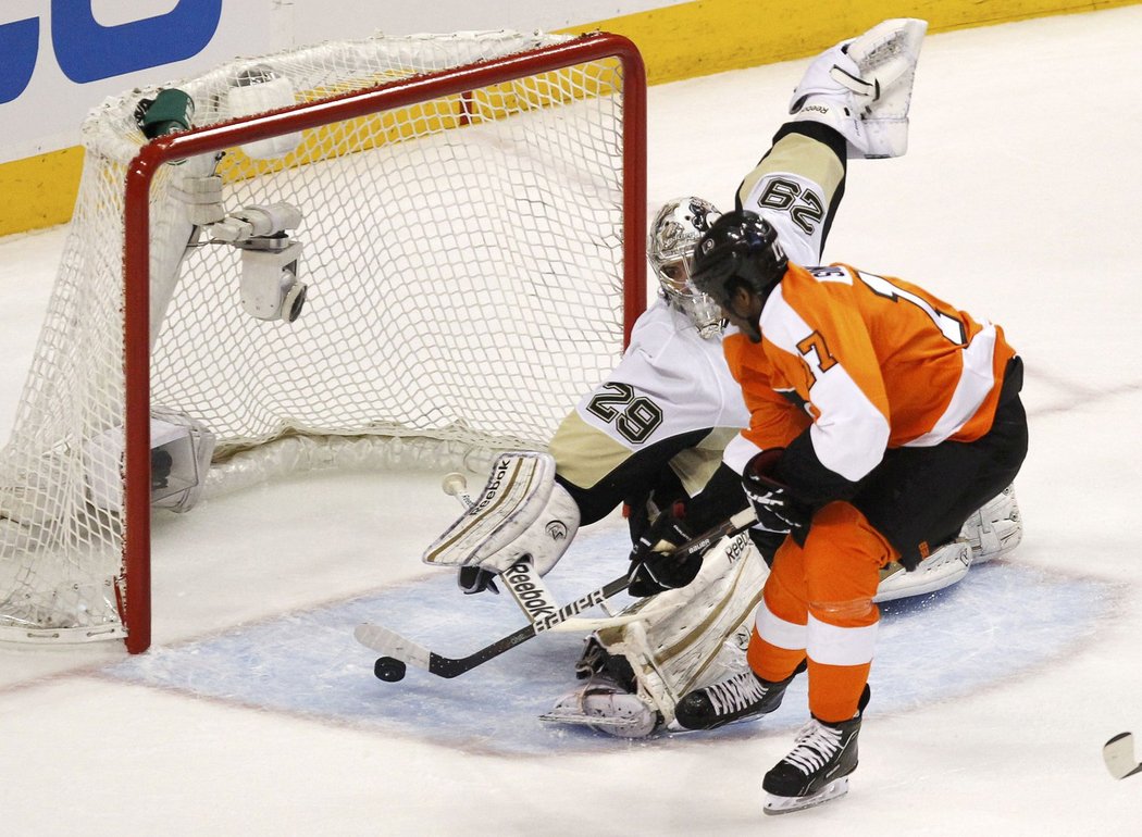 Wayne Simmonds na konci druhé třetiny navýšil náskok na 6:4 pro Flyers.