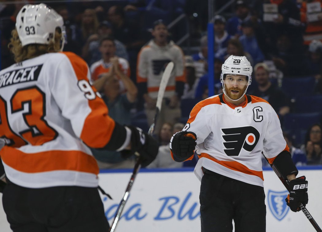 Kapitán Flyers Claude Giroux se raduje ze vstřelené branky s Jakubem Voráčkem