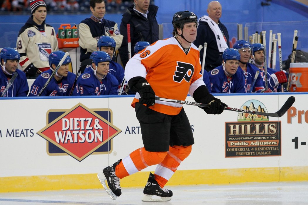 Chris Therien, bývalý obránce Philadelphie, současný hlasatel Flyers.