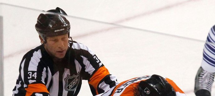 Kapitán Flyers se sbírá poté, co dostal do obličeje hokejkou