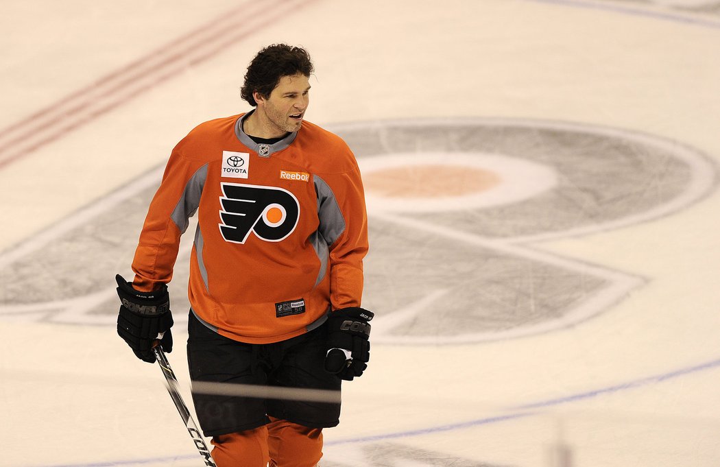 Jagr on the Flyers practice.