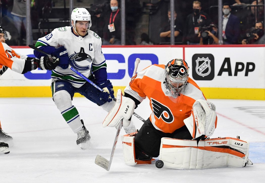 Brankář Flyers Carter Hart během utkání s Canucks