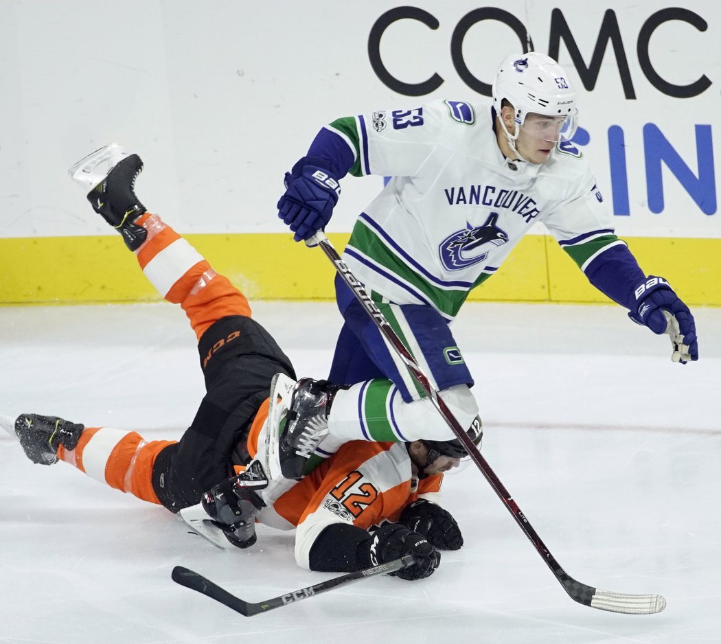 Michael Raffl a Bo Horvat v souboji o puk