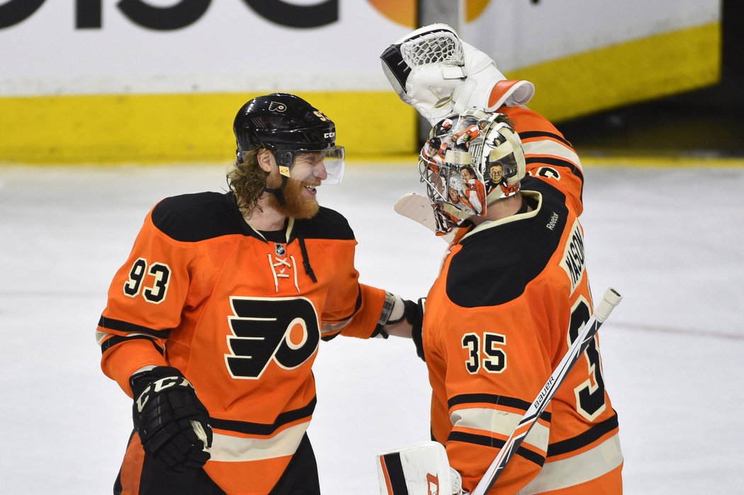 Jakub Voráček a Steve Mason už ví, že letos se s Philadelphií do play of podívají