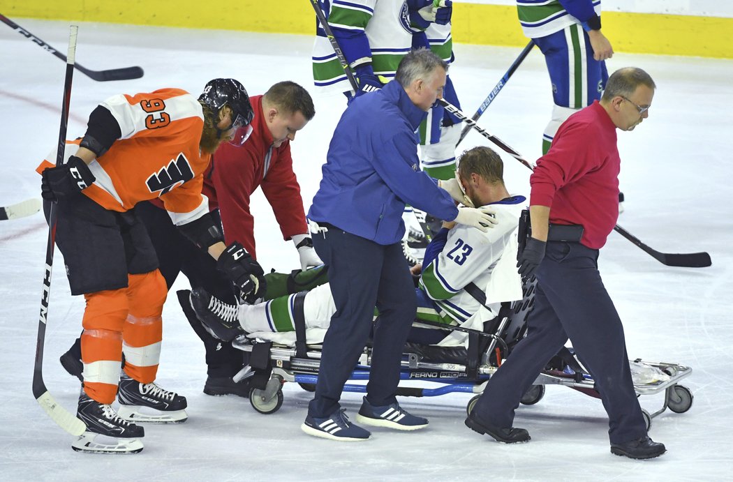 Zkušený bek Alex Edler z Vancouveru si ošklivě otočil koleno a opouštěl zápas na nosítkách