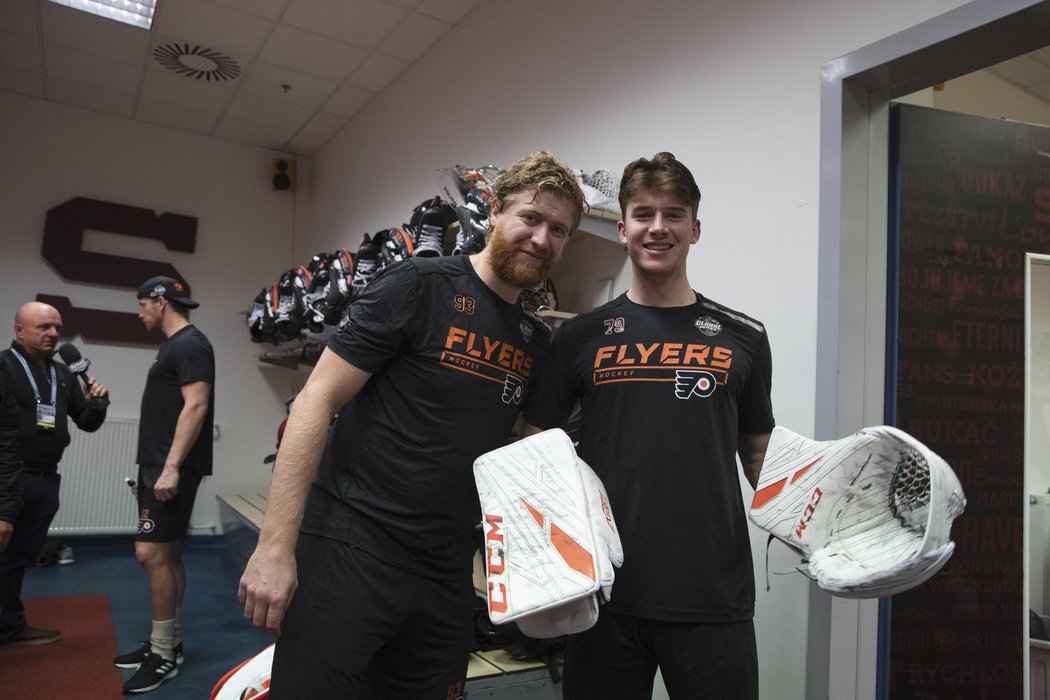 Jakub Voráček a mladý brankář Flyers Carter Hart.