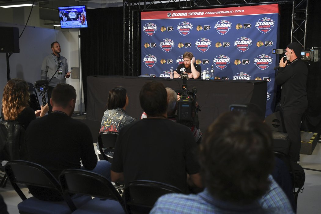 Jakub Voráček během tiskové konference před pátečním utkáním NHL v Praze.