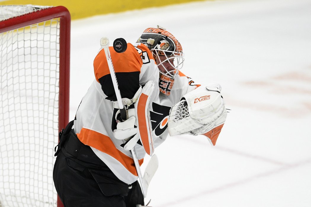 Brian Elliott pomohl Flyers k vítězství 25 úspěšnými zákroky.