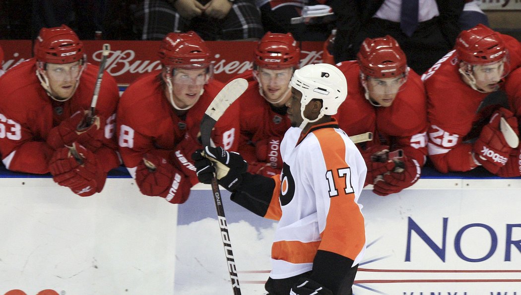 Wayne Simmonds míří k lavičce Philadelphie po proměněném nájezdu v přípravném duelu s Detroitem. Někdo z diváků při něm hodil na led banánovou slupku