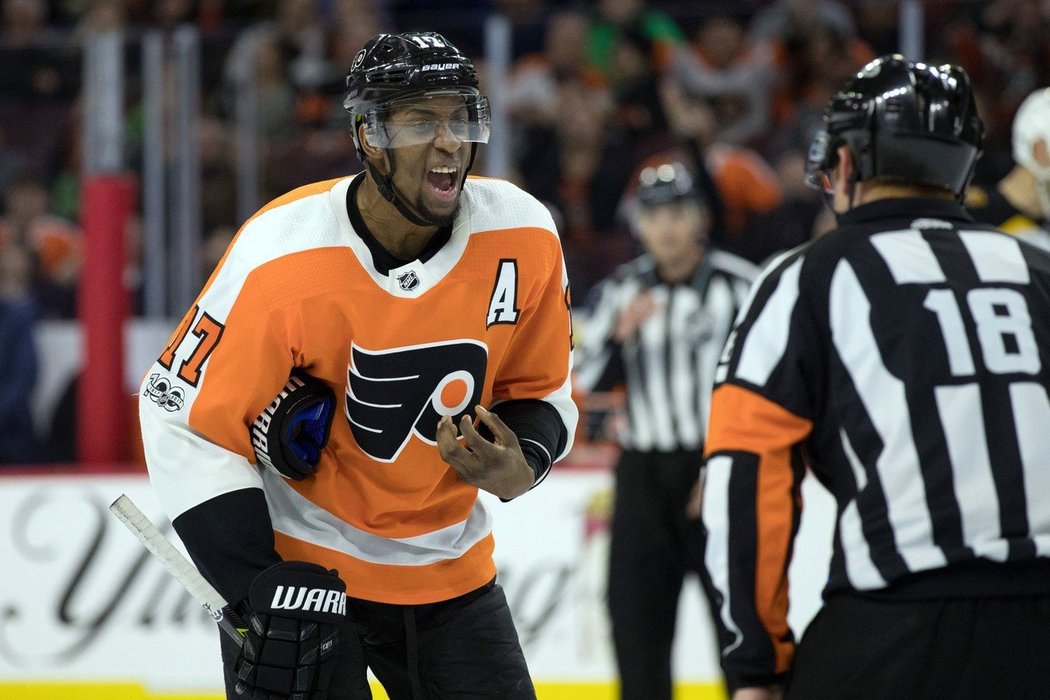 Wayne Simmonds se bil a poté sudí kvůli jeho spornému kontaktu s brankářem neuznali Flyers gól