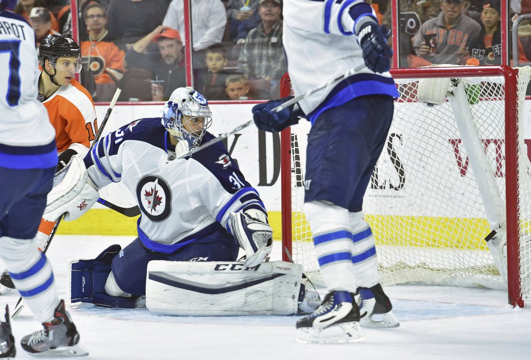 Ondřej Pavelec už jen pozoruje puk ve své síti