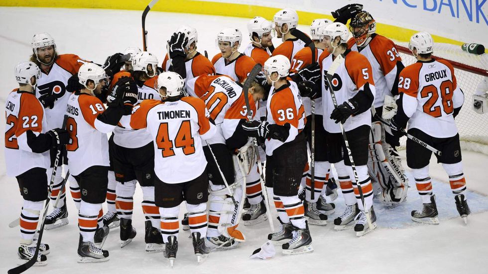 Hokejisté Philadelphie se radují z postupu do druhého kola Stanley Cupu